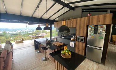 Espectacular casa campestre en parcelación vía La Ceja Rinegro