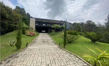 Espectacular casa campestre en parcelación vía La Ceja Rinegro