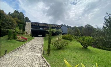 Espectacular casa campestre en parcelación vía La Ceja Rinegro