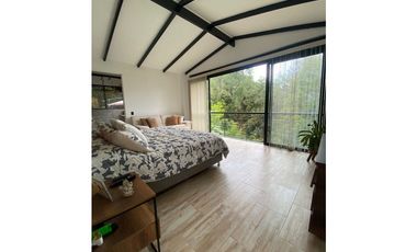 Espectacular casa campestre en parcelación vía La Ceja Rinegro