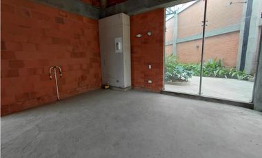 SE ALQUILA LOCAL EN PLAZA MADERO PARQUE VIVERO