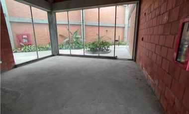 SE ALQUILA LOCAL EN PLAZA MADERO PARQUE VIVERO