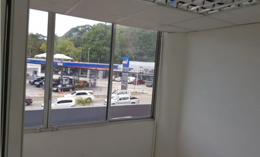 SE VENDE OFICINA ALTOS DEL CHASE PH MILANO CON DIVISIONES Y AMOBLADA