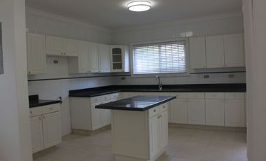 SE VENDE CASA EN COSTA DEL ESTE 2 NIVELES CON 3 HABITACION Y PISCINA
