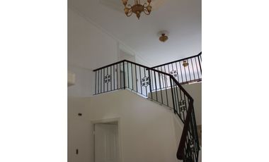 SE VENDE CASA EN COSTA DEL ESTE 2 NIVELES CON 3 HABITACION Y PISCINA