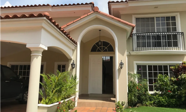 SE VENDE CASA EN COSTA DEL ESTE 2 NIVELES CON 3 HABITACION Y PISCINA