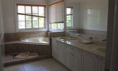 SE VENDE CASA EN COSTA DEL ESTE 2 NIVELES CON 3 HABITACION Y PISCINA