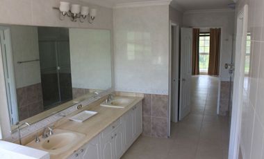 SE VENDE CASA EN COSTA DEL ESTE 2 NIVELES CON 3 HABITACION Y PISCINA