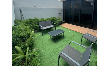 SE VENDE CASA EN BRISAS DEL GOLF PH AVENTURA DE 4 HABITACIONES Y PATIO