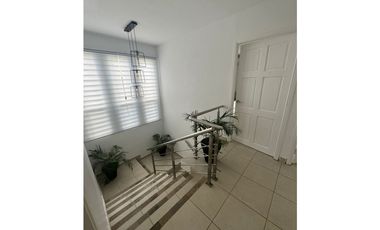 SE VENDE CASA EN BRISAS DEL GOLF PH AVENTURA DE 4 HABITACIONES Y PATIO