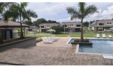 SE VENDE CASA EN BRISAS DEL GOLF PH AVENTURA DE 4 HABITACIONES Y PATIO