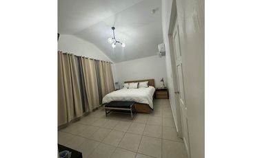 SE VENDE CASA EN BRISAS DEL GOLF PH AVENTURA DE 4 HABITACIONES Y PATIO