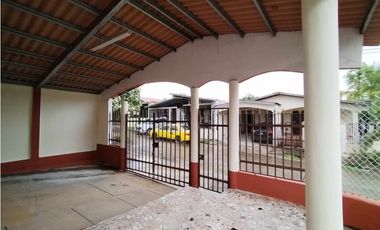 ALQUILER – CASA EN VILLA LUCRE