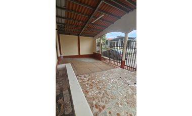 ALQUILER – CASA EN VILLA LUCRE