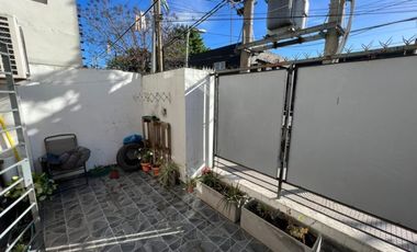VENTA DE INMEJORABLE DÚPLEX 4 AMBIENTES EN MONTE GRANDE CENTRO - CON COCHERA