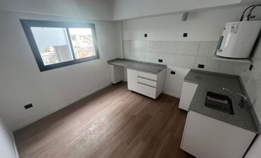 VENTA DE MUY AMPLIO DEPARTAMENTO 2 AMBIENTES CON COCHERA - MONTE GRANDE