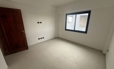 VENTA DE MUY AMPLIO DEPARTAMENTO 2 AMBIENTES CON COCHERA - MONTE GRANDE