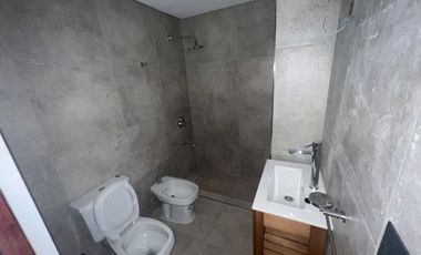 VENTA DE MUY AMPLIO DEPARTAMENTO 2 AMBIENTES CON COCHERA - MONTE GRANDE