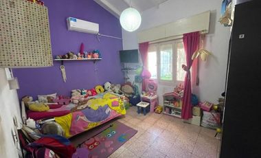 VENTA DE CHALET COLONIAL 3 AMBIENTES AL FRENTE SOBRE LOTE DE 260 M²