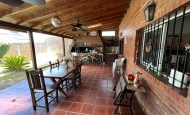 VENTA DE CHALET 3 AMBIENTES CON COCHERA Y PILETA - AMPLIO LOTE LIBRE - PILETA - MONTE GRANDE