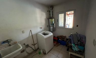 VENTA DE CHALET 3 AMBIENTES CON COCHERA Y PILETA - AMPLIO LOTE LIBRE - PILETA - MONTE GRANDE