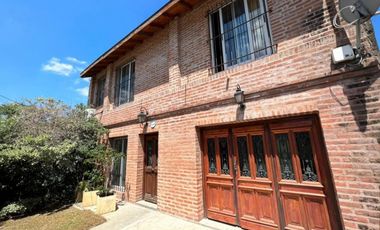 VENTA DE CHALET 3 AMBIENTES CON COCHERA Y PILETA - AMPLIO LOTE LIBRE - PILETA - MONTE GRANDE
