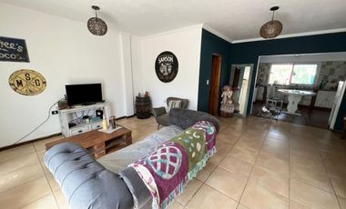 VENTA DE CHALET 3 AMBIENTES CON COCHERA Y PILETA - AMPLIO LOTE LIBRE - PILETA - MONTE GRANDE