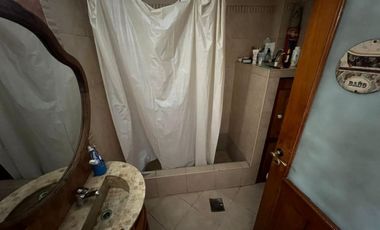VENTA DE CHALET 3 AMBIENTES CON COCHERA Y PILETA - AMPLIO LOTE LIBRE - PILETA - MONTE GRANDE