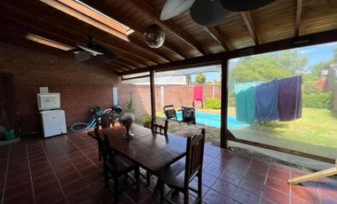 VENTA DE CHALET 3 AMBIENTES CON COCHERA Y PILETA - AMPLIO LOTE LIBRE - PILETA - MONTE GRANDE
