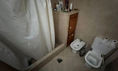 VENTA DE CHALET 3 AMBIENTES CON COCHERA Y PILETA - AMPLIO LOTE LIBRE - PILETA - MONTE GRANDE
