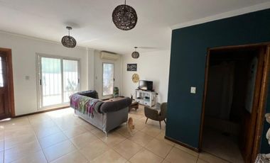 VENTA DE CHALET 3 AMBIENTES CON COCHERA Y PILETA - AMPLIO LOTE LIBRE - PILETA - MONTE GRANDE
