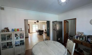 VENTA DE CHALET 3 AMBIENTES CON COCHERA Y PILETA - AMPLIO LOTE LIBRE - PILETA - MONTE GRANDE