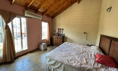 VENTA DE CHALET 3 AMBIENTES CON COCHERA Y PILETA - AMPLIO LOTE LIBRE - PILETA - MONTE GRANDE