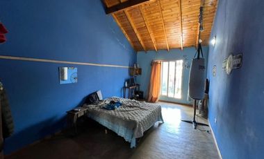 VENTA DE CHALET 3 AMBIENTES CON COCHERA Y PILETA - AMPLIO LOTE LIBRE - PILETA - MONTE GRANDE