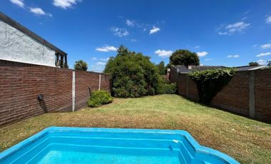 VENTA DE CHALET 3 AMBIENTES CON COCHERA Y PILETA - AMPLIO LOTE LIBRE - PILETA - MONTE GRANDE
