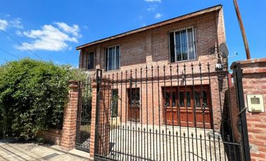 VENTA DE CHALET 3 AMBIENTES CON COCHERA Y PILETA - AMPLIO LOTE LIBRE - PILETA - MONTE GRANDE