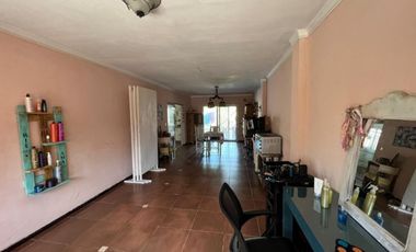 VENTA DE CHALET 3 AMBIENTES CON COCHERA Y PILETA - AMPLIO LOTE LIBRE - PILETA - MONTE GRANDE