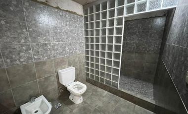 VENTA DE CHALET 3 AMBIENTES CON COCHERA Y PILETA - AMPLIO LOTE LIBRE - PILETA - MONTE GRANDE