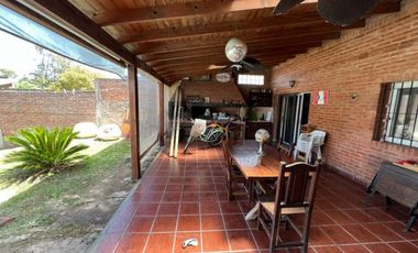 VENTA DE CHALET 3 AMBIENTES CON COCHERA Y PILETA - AMPLIO LOTE LIBRE - PILETA - MONTE GRANDE