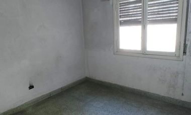 VENTA DE CHALET 4 AMBIENTES CON PILETA - LOTE DE 300 M² - LUIS GUILLÓN