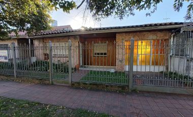 VENTA DE CHALET 4 AMBIENTES CON PILETA - LOTE DE 300 M² - LUIS GUILLÓN