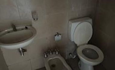 Casa de un dormitorio, baño, cocina, patio chico, habitación al frente que podría servir como local.-
