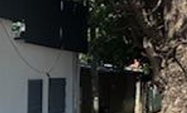 Casa de un dormitorio, baño, cocina, patio chico, habitación al frente que podría servir como local.-