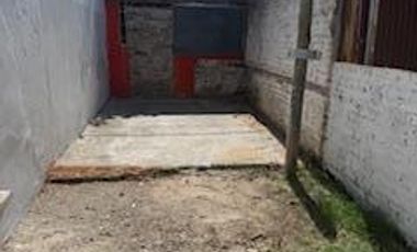 Casa de un dormitorio, baño, cocina, patio chico, habitación al frente que podría servir como local.-