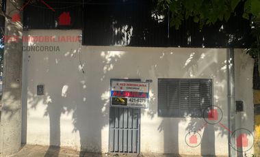 Casa de un dormitorio, baño, cocina, patio chico, habitación al frente que podría servir como local.-