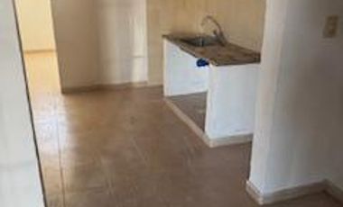 Casa de un dormitorio, baño, cocina, patio chico, habitación al frente que podría servir como local.-