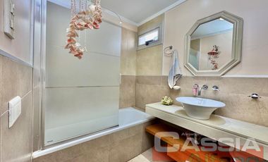 DEPARTAMENTO IMPECABLE ESTADO 4 AMBIENTES, COCHERA DOBLE, BALCON Y AMENITIES