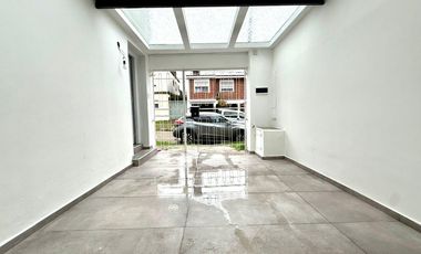 Casa en dos plantas con terraza