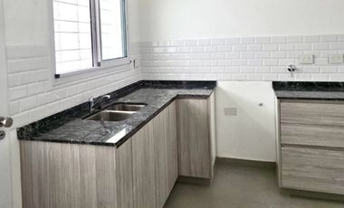 Casa en dos plantas con terraza