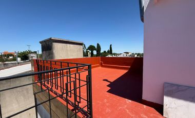 Casa en dos plantas con terraza